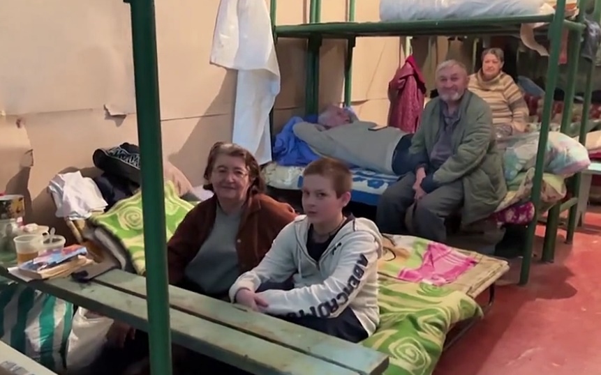 Bên trong hầm trú ẩn tập thể của hai bà cháu người Ukraine